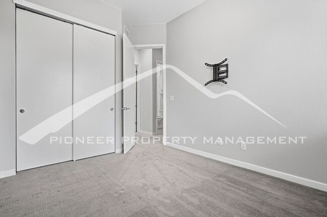 Building Photo - Gorgeous Townhome with Central AC and Rooftop Deck