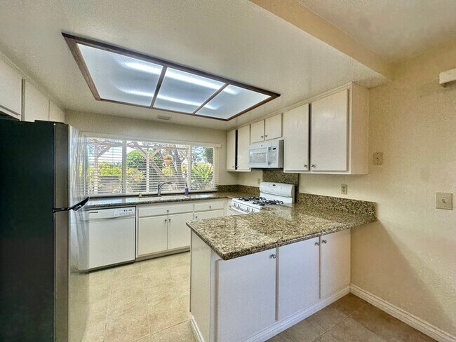 Building Photo - 4 Bedroom Home 3 Car Garage with Fenced Ya...