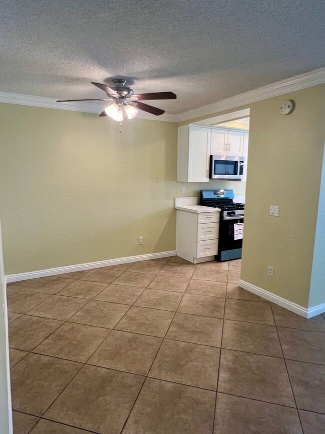 Building Photo - Charming 2 Bed 1.5 Bath Condo in Quiet and...