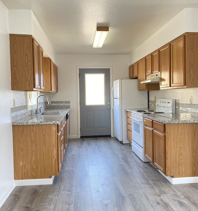 Building Photo - Spacious Well Maintained 3 Bedroom - 1 Bat...
