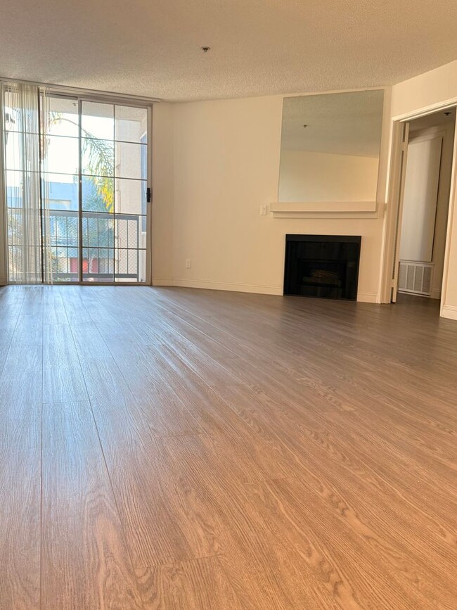 Building Photo - Clean & a Great Value Well Appointed Apartment