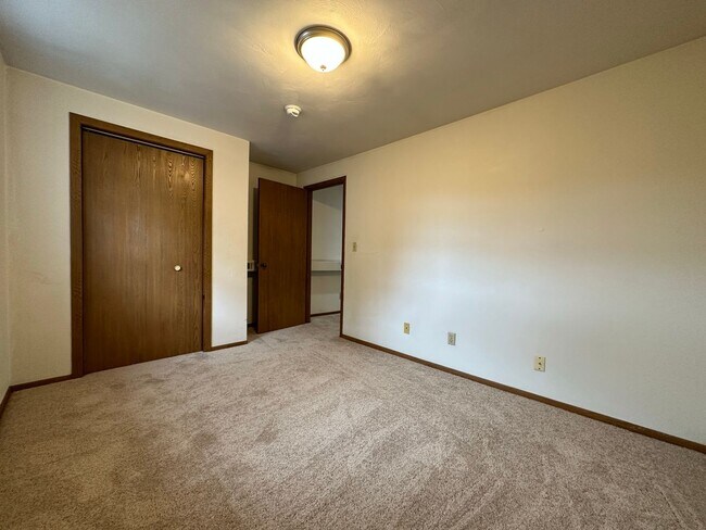 Building Photo - Large 1BR on Fifth Avenue - Prime Oakland Location! Call Today!