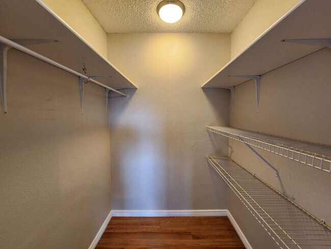 Building Photo - Beautiful 3 Bedroom Home In Great Neighborhood!