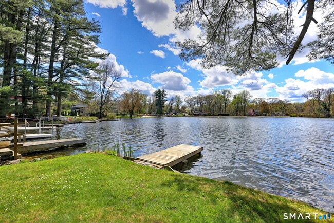 Building Photo - 10 Old Pinewood Trail