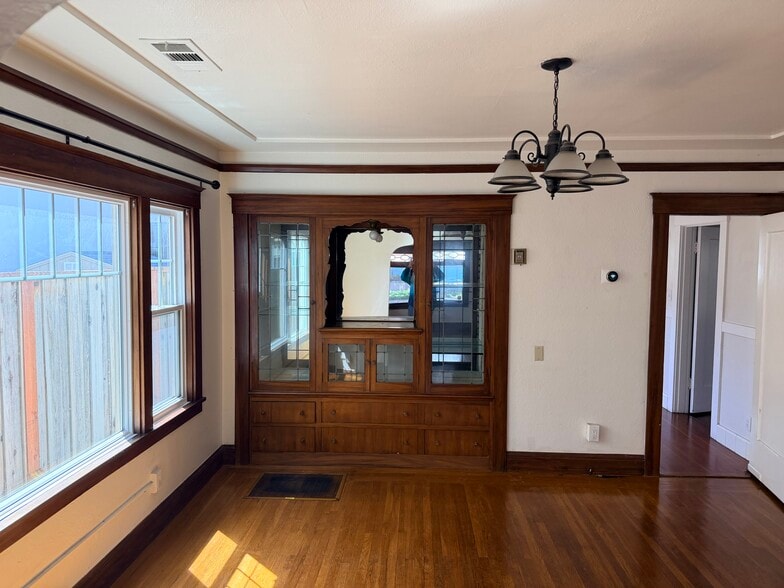 Building Photo - 515 Davis St