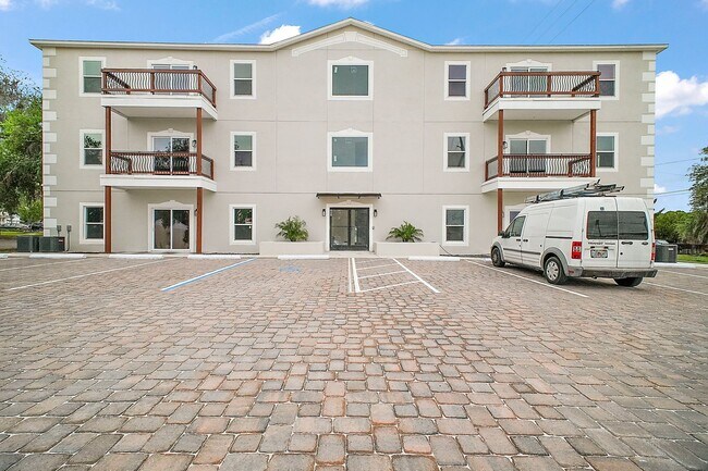 Building Photo - Luxury 2 Bed 2 Bath, Downtown Eustis Full ...