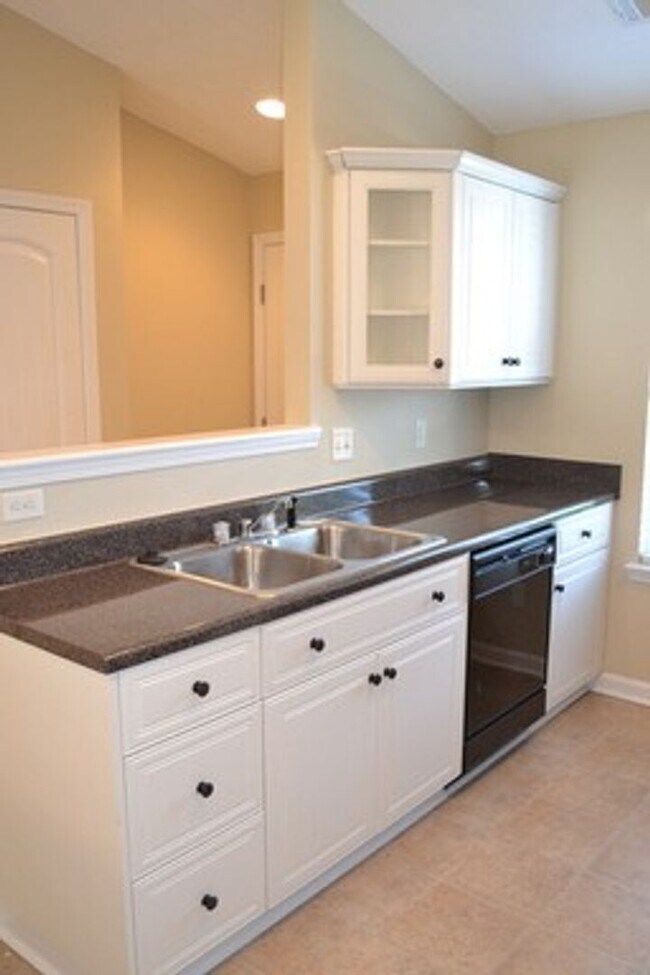 Building Photo - Cute 2 Bedroom Townhouse - Close to Shopping & Restaurants! Near I-20 and Washington Rd