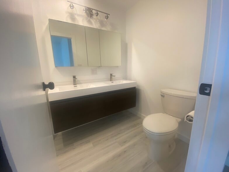 Master En Suite Bathroom - 1507 West St