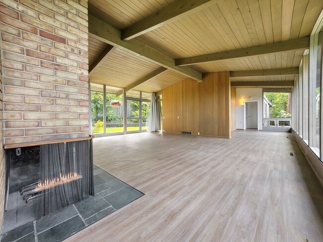 Building Photo - Vintage architectural home looking over Seattle and Bellevue metropolitan skyline.