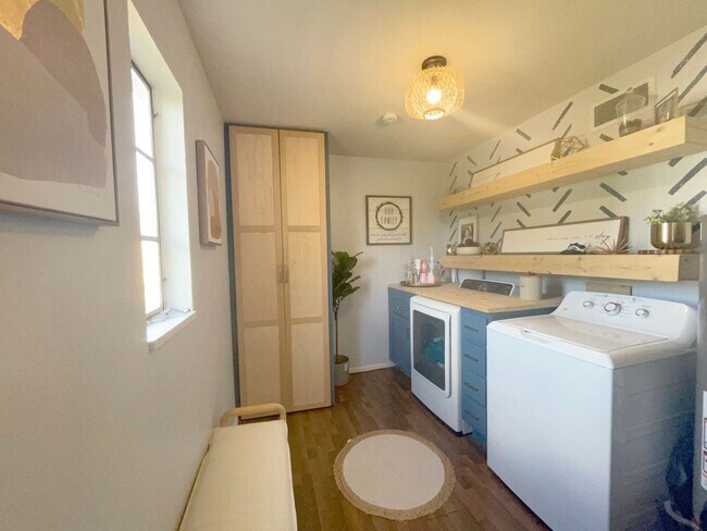 Building Photo - IMPROVED PRICE!!!!!!  Gorgeous 3 bedroom r...