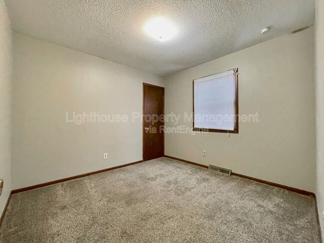 Building Photo - 1054 Royal Oak St SW