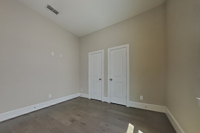 Building Photo - 5417 Larkin St
