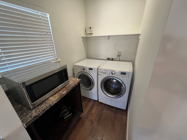 Building Photo - 3 Bed / 2 Bath | North Oak Park Home Avail...
