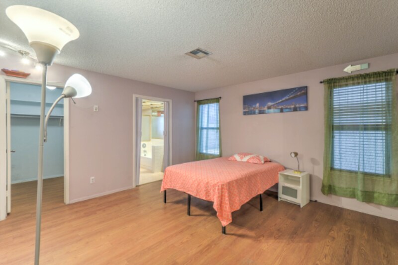 Building Photo - 1751 E Reno Ave