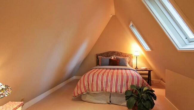 Building Photo - Charming Home w/ Beautifully Landscaped Ya...