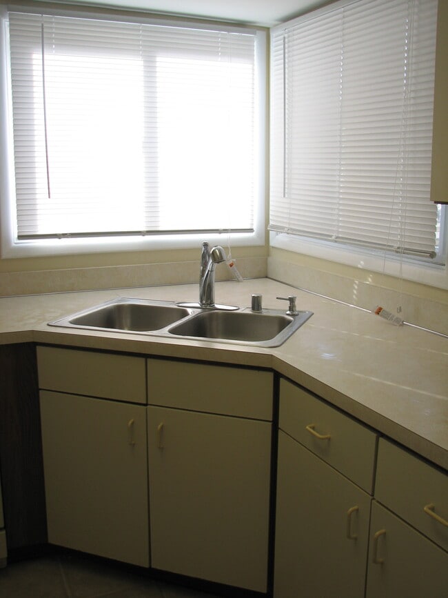 Building Photo - 302 Michelle Ct