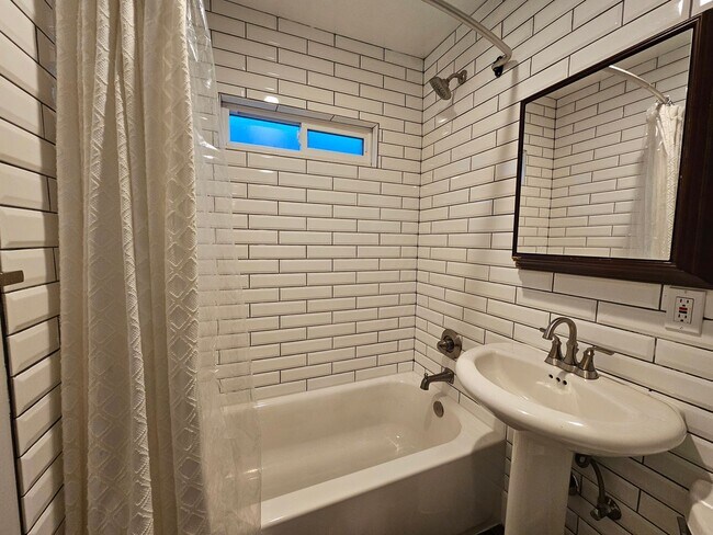 Building Photo - 2 Bed, 1 Bath Home in East Richmond Heights