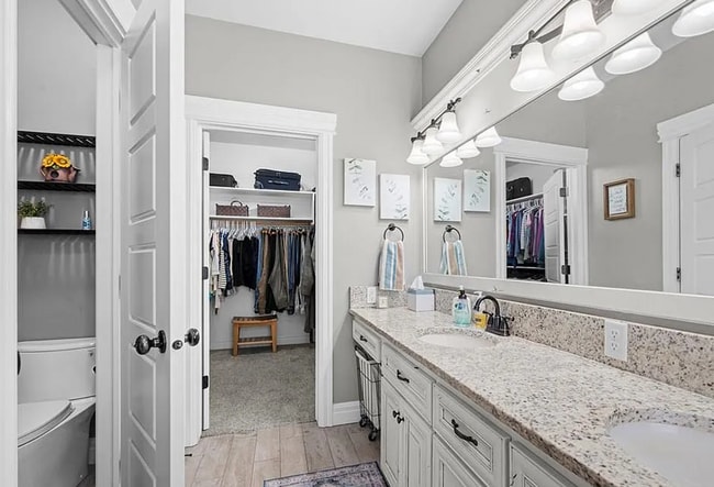 Building Photo - Beautiful Custom Home