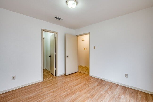 Building Photo - 2Bed / 2Bath Duplex • Kitchen Appliances I...