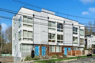 Building Photo - 2 bedroom in Seattle WA 98106