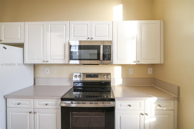 Building Photo - 520 SE 5 Ave