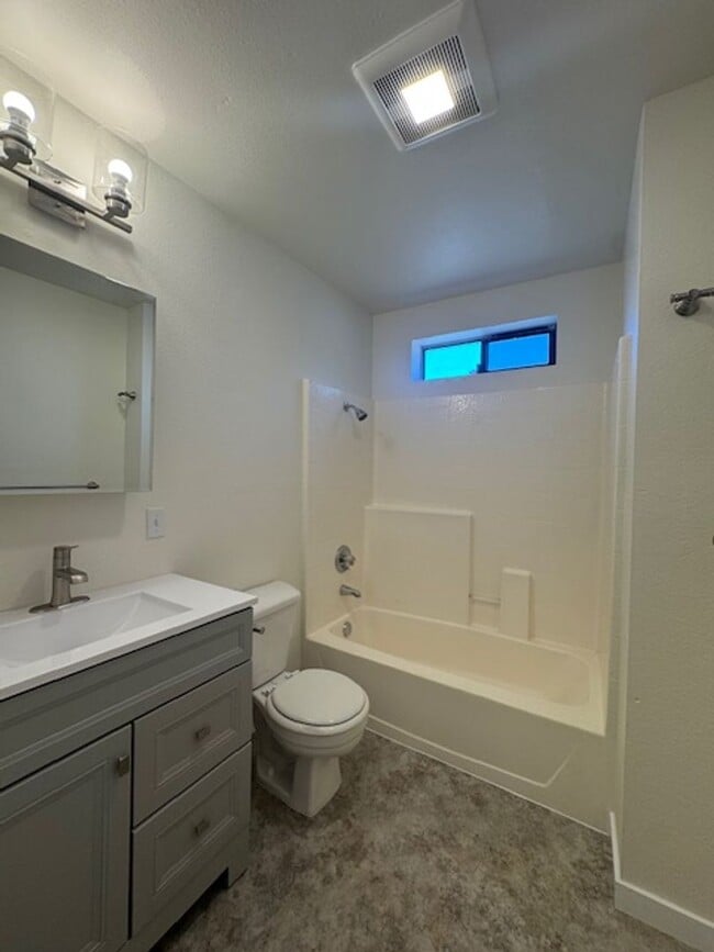 Building Photo - Beautiful 4 bedroom CUTTEN home