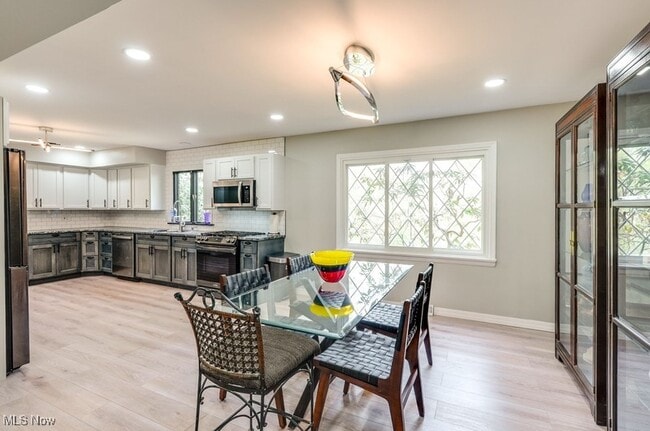 Building Photo - 896 Cliffside Dr