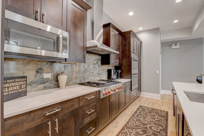 Building Photo - 22 W Ontario St