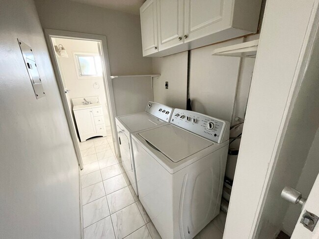 Building Photo - Charming 4 bedroom house with extra living...