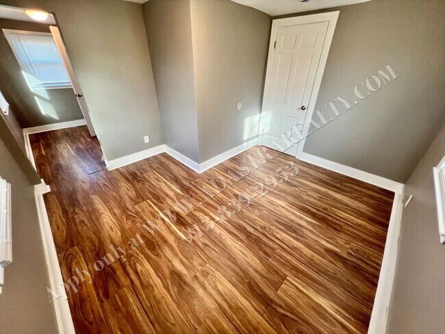 Building Photo - MOVE IN SPECIAL!! Updated 4 Bed 3 Bath Home in KCMO-Available NOW!! MOVE IN SPECIAL $200 OFF 2nd ...
