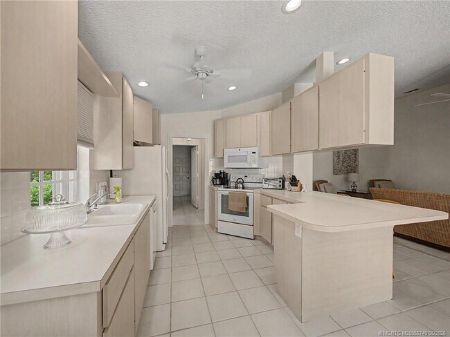 Building Photo - 8357 SE Double Tree Dr