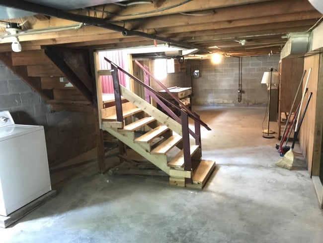 Building Photo - 614 Tesmore Pl