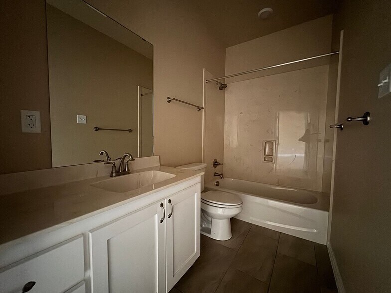 Building Photo - 5415 Rose Gdn Lp