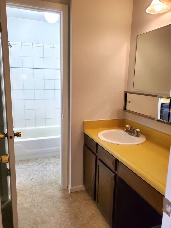 Building Photo - FANTASTIC 2 BEDROOM TOWNHOUSE IN THORNTON,...