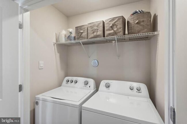 Building Photo - 558 Banquet Ln