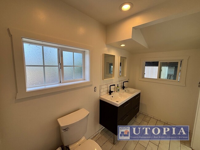 Building Photo - Charming, Sun-Filled 2BD/1BA Home on Quiet...