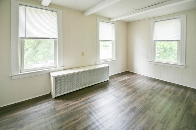 Building Photo - 82 Spindle Hill Rd