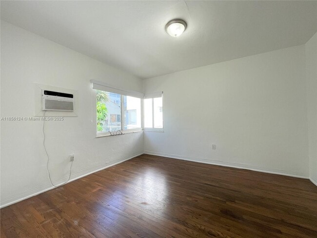 Building Photo - 955 Bay Dr