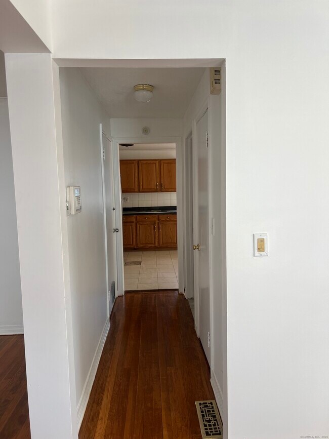 Building Photo - 565 Hart St