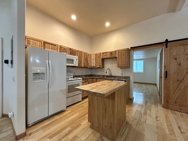 Building Photo - 1 bed 1 bath Duplex in South Hamilton with Large Shop