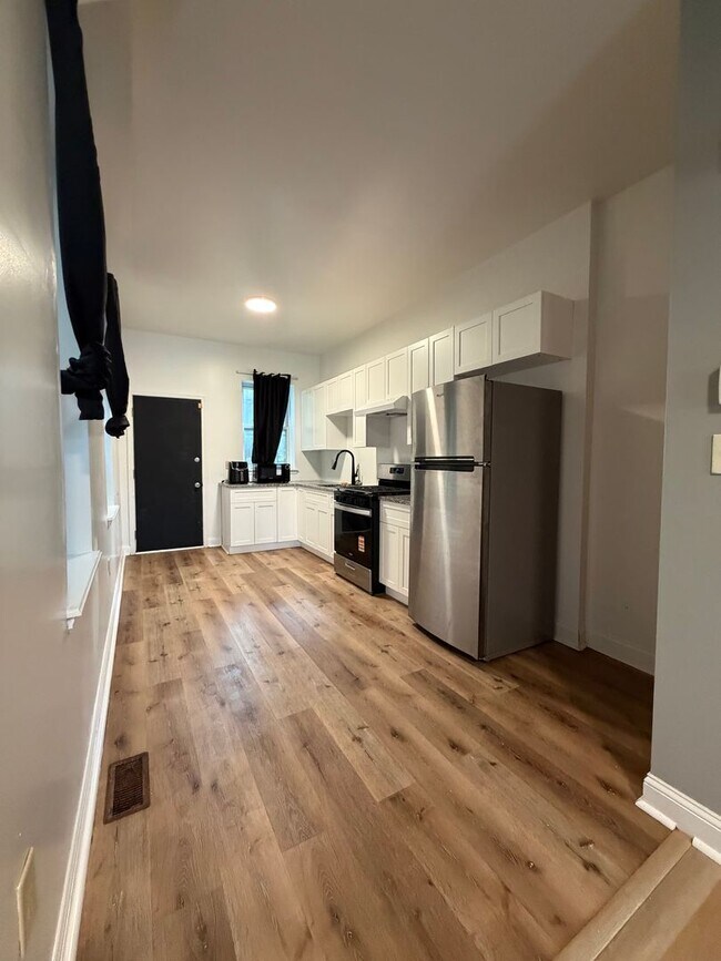 Building Photo - Spacious 3 Bedroom with Washer/Dryer