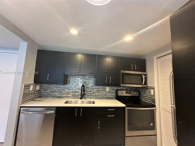 Building Photo - 200 Lakeview Dr