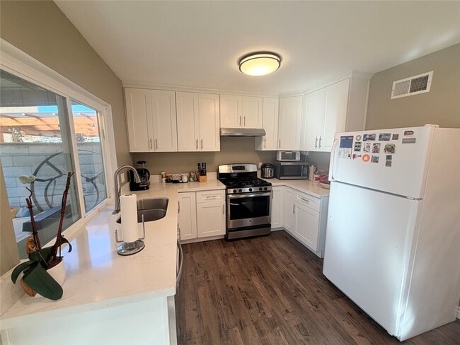 Building Photo - 1149 N Barston Ave