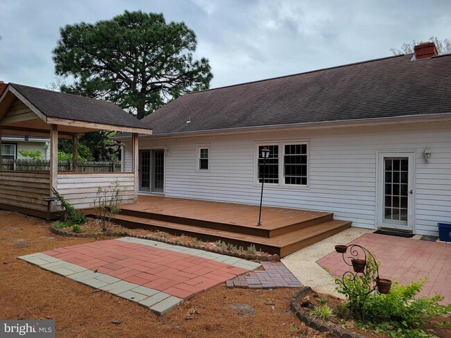 Building Photo - 620 N Pinehurst Ave