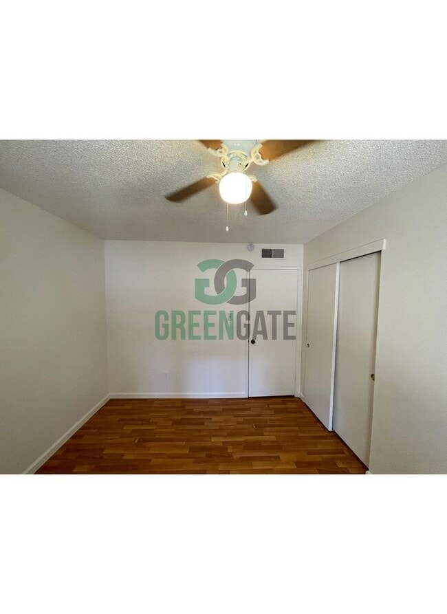 Building Photo - 3 BEDROOM 2 BATH HOME MOVE IN READY IN MOD...