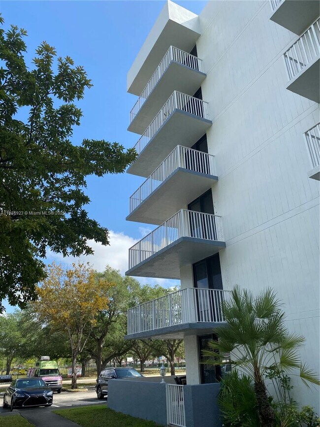 Building Photo - 901 Hillcrest Dr