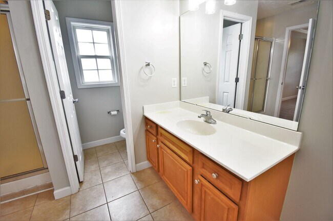 Building Photo - 4 Bedroom, 2 Bathroom : Pets under 30 lbs