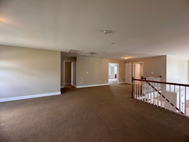 Building Photo - Stunning 5 Bedroom 4 Bath Home with 3 Car ...