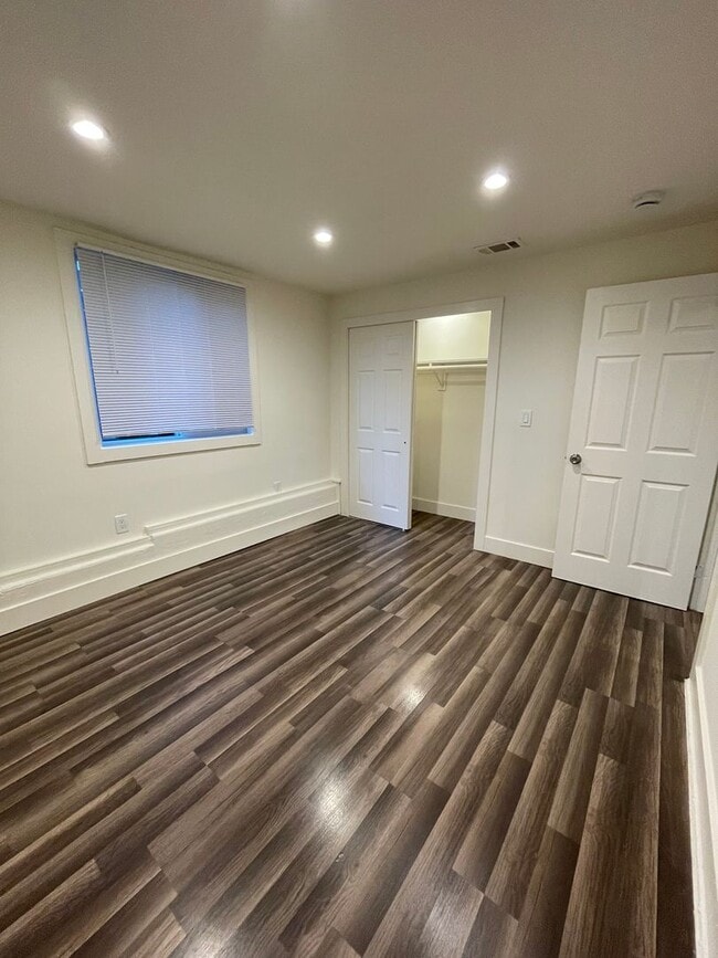 Building Photo - 1/2 Off First Month's Rent, 6Bdrm, 3Bath