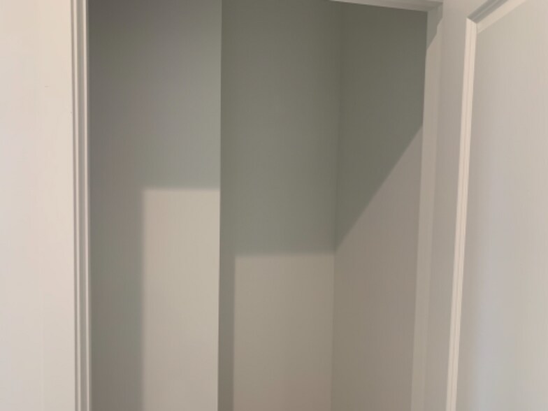 Building Photo - 4825-4825 Riverton Ave